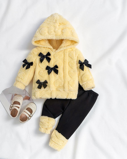 Ensemble Le Cocon d'Or pour bébé, veste jaune en polaire à capuche avec nœuds noirs et pantalon assorti