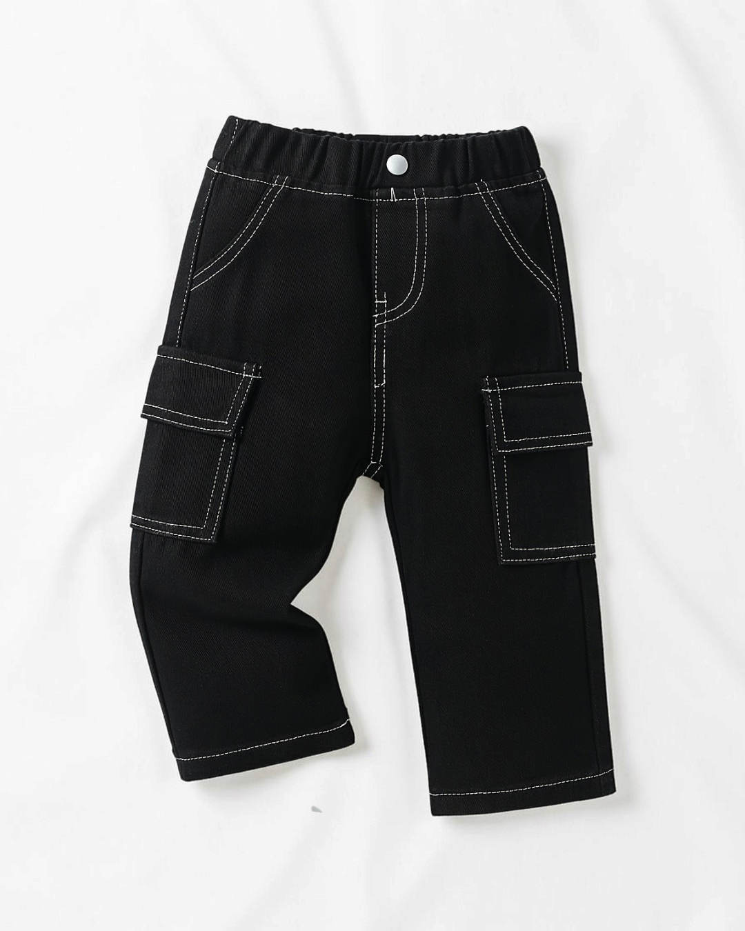 Pantalon en jean noir Le Cocon d'Or pour bébé garçon, coupe droite avec poches cargo et surpiqûres blanches contrastées