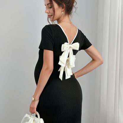 Robe de maternité extensible à manches courtes, coupe ajustée, dos nu et taille à nœud