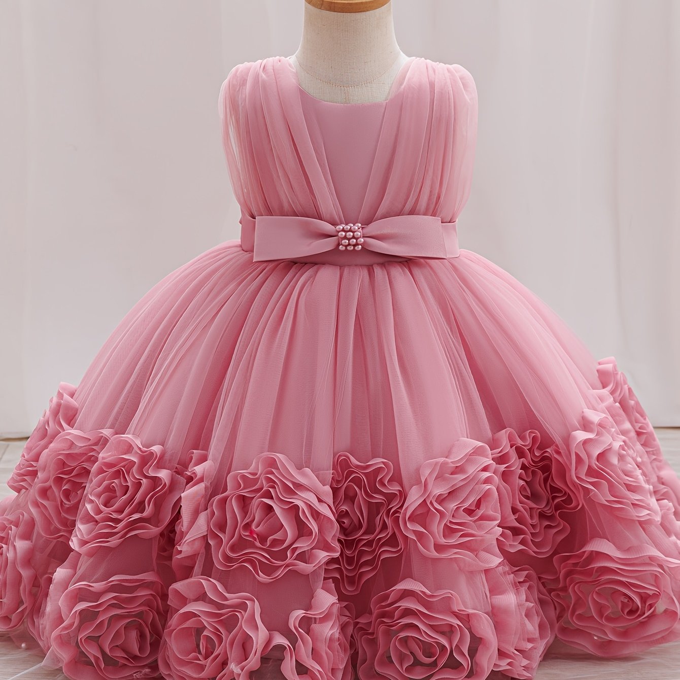 Une robe de princesse sans manches pour bébés filles avec des fleurs tridimensionnelles, du tulle moelleux et des broderies de perles, idéale pour les fêtes de premier anniversaire, les bals de promo et les cérémonies de mariage