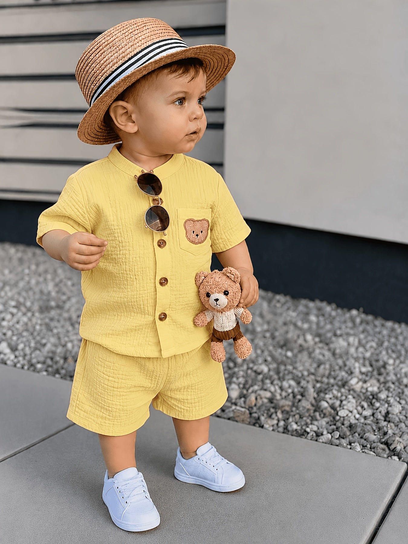 Ensemble 2 pièces : Chemise à manches courtes et col montant et short d'été pour garçon de 0 à 3 ans. Comprend un écusson d'ourson, convient aux scènes de plein air pour les petits garçons, simple, décontracté et polyvalent, parfait pour l'extérieur