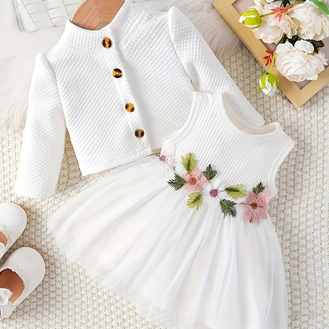 Ensemble décontracté pour fille comprenant une robe à fleurs brodée, une veste et une jupe, idéal pour l'extérieur