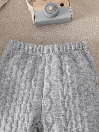 Ensemble d'automne et d'hiver pour bébés garçons, comprenant un haut tricoté à manches longues avec blocs de couleurs gris et blanc, et un pantalon à revers, parfait pour les sorties confortables en extérieur.