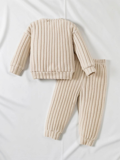 Ensemble bébé garçon Le Cocon d'Or en maille côtelée beige, composé d'un pull à manches longues et d'un pantalon.