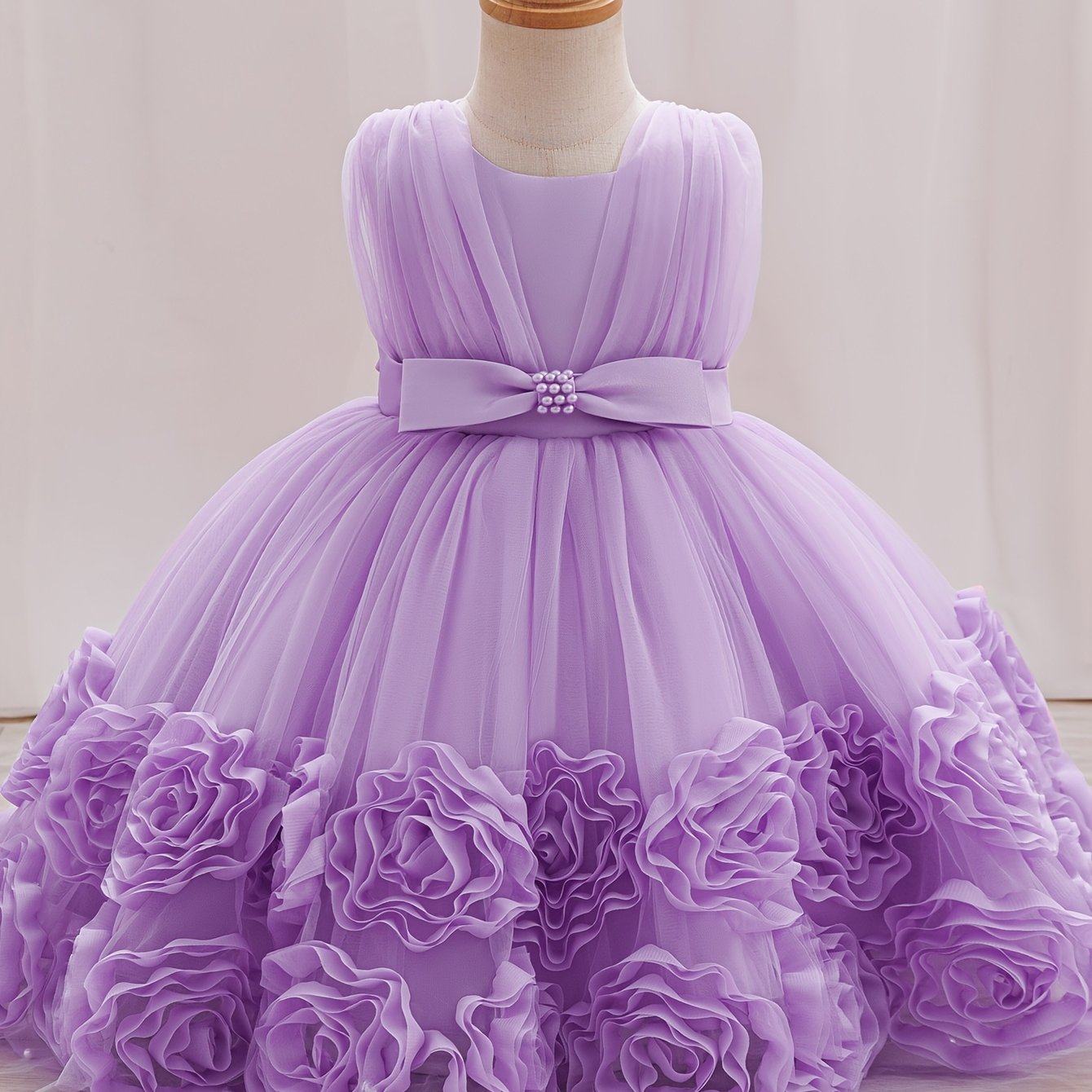 Une robe de princesse sans manches pour bébés filles avec des fleurs tridimensionnelles, du tulle moelleux et des broderies de perles, idéale pour les fêtes de premier anniversaire, les bals de promo et les cérémonies de mariage