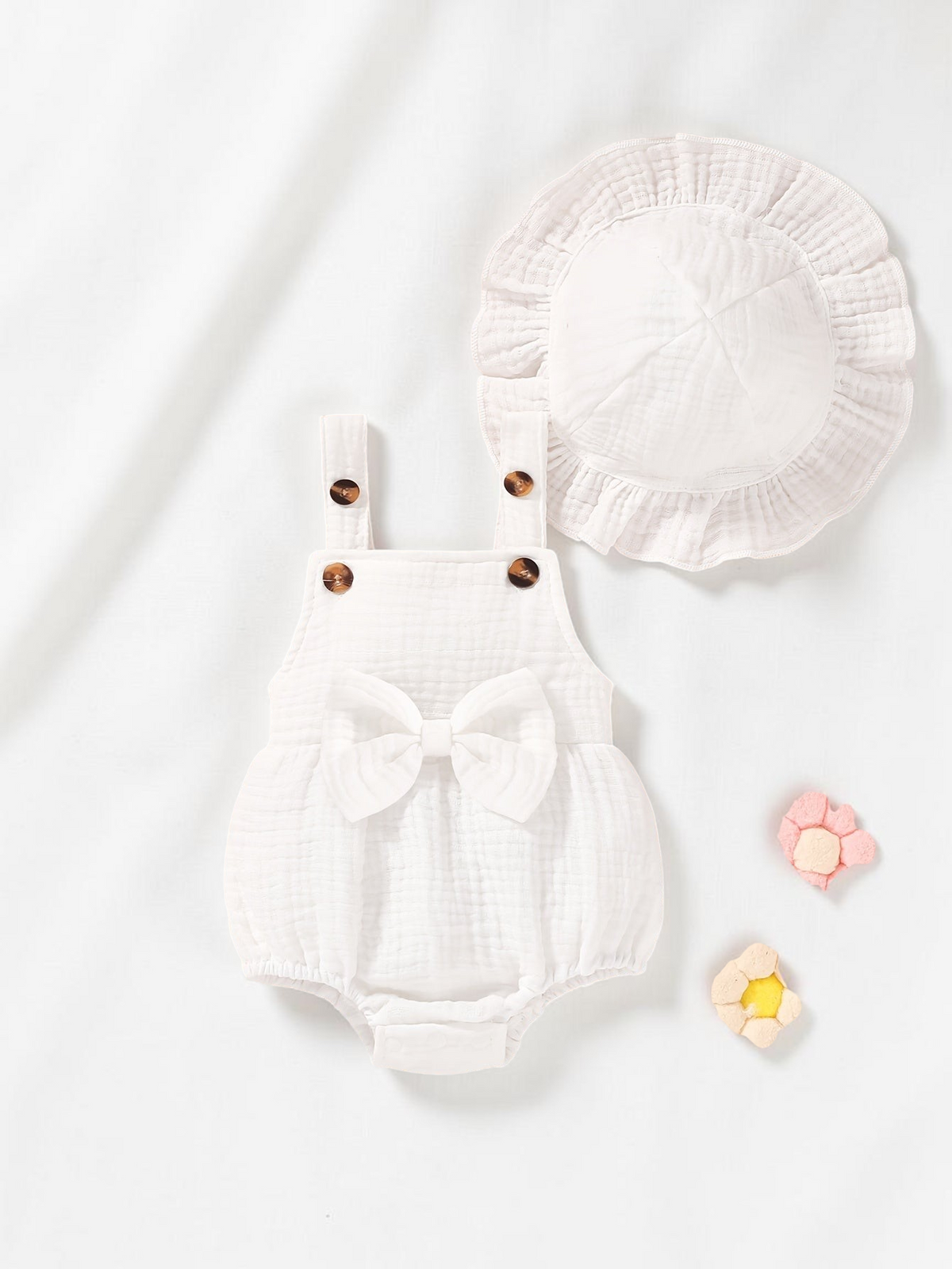 Ensemble Le Cocon d'Or pour bébé fille : combinaison blanche en coton avec nœud et chapeau assorti à volants