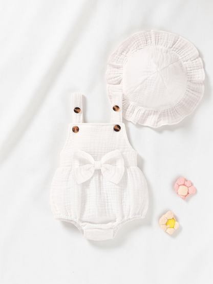 Ensemble Le Cocon d'Or pour bébé fille : combinaison blanche en coton avec nœud et chapeau assorti à volants