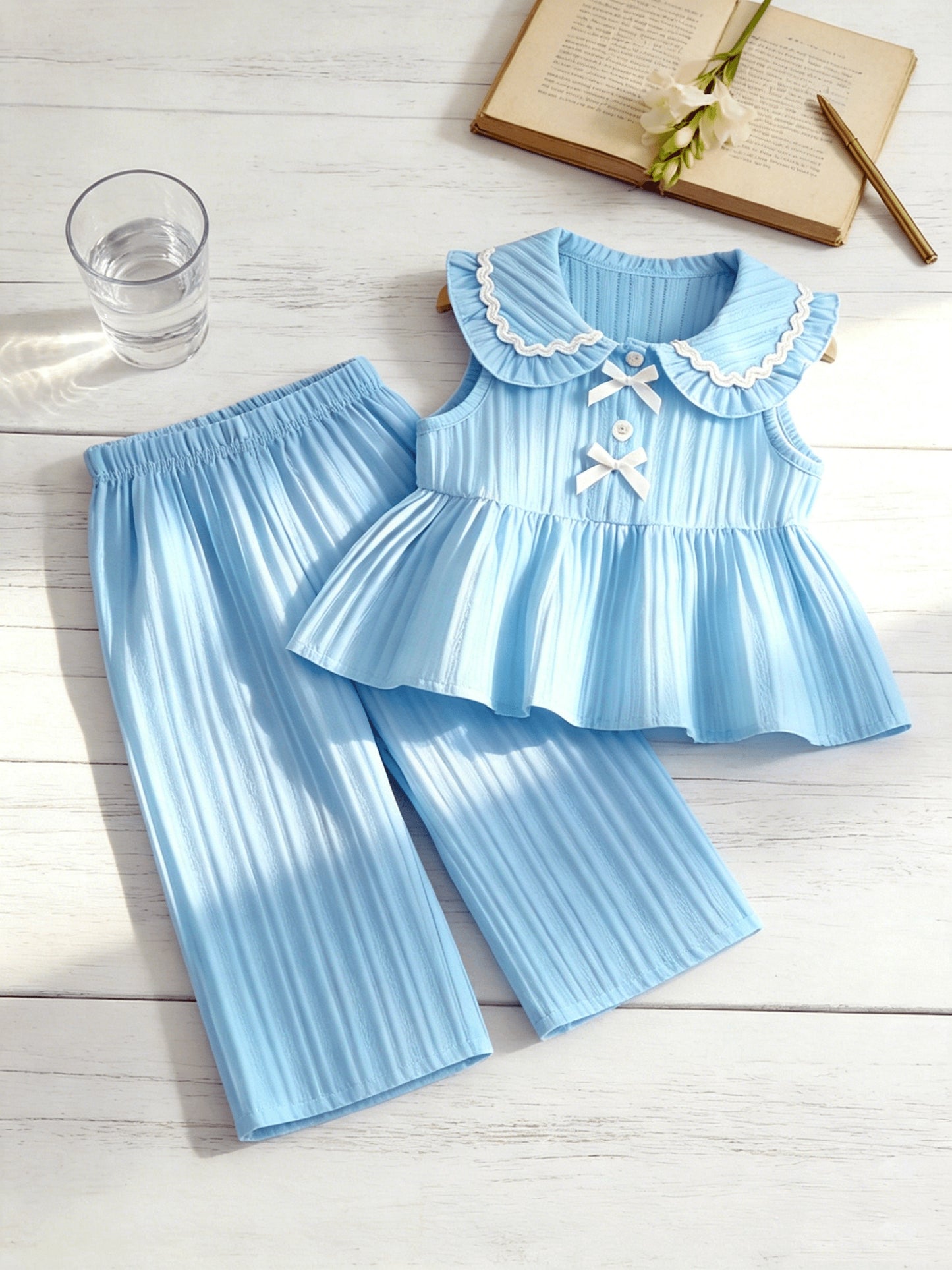 Ensemble 2 pièces pour petites filles, haut sans manches à col Peter Pan avec volants + pantalon large à texture, tenue décontractée d'été, ensemble de pantalons longs à la mode et ludiques pour filles, convient pour les sorties, les séances photo et les