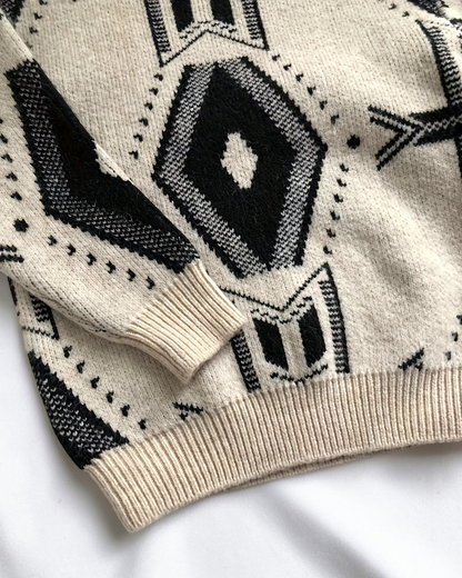 Pull Le Cocon d'Or pour garçon en tricot épais crème et noir avec motif géométrique rétro et col montant