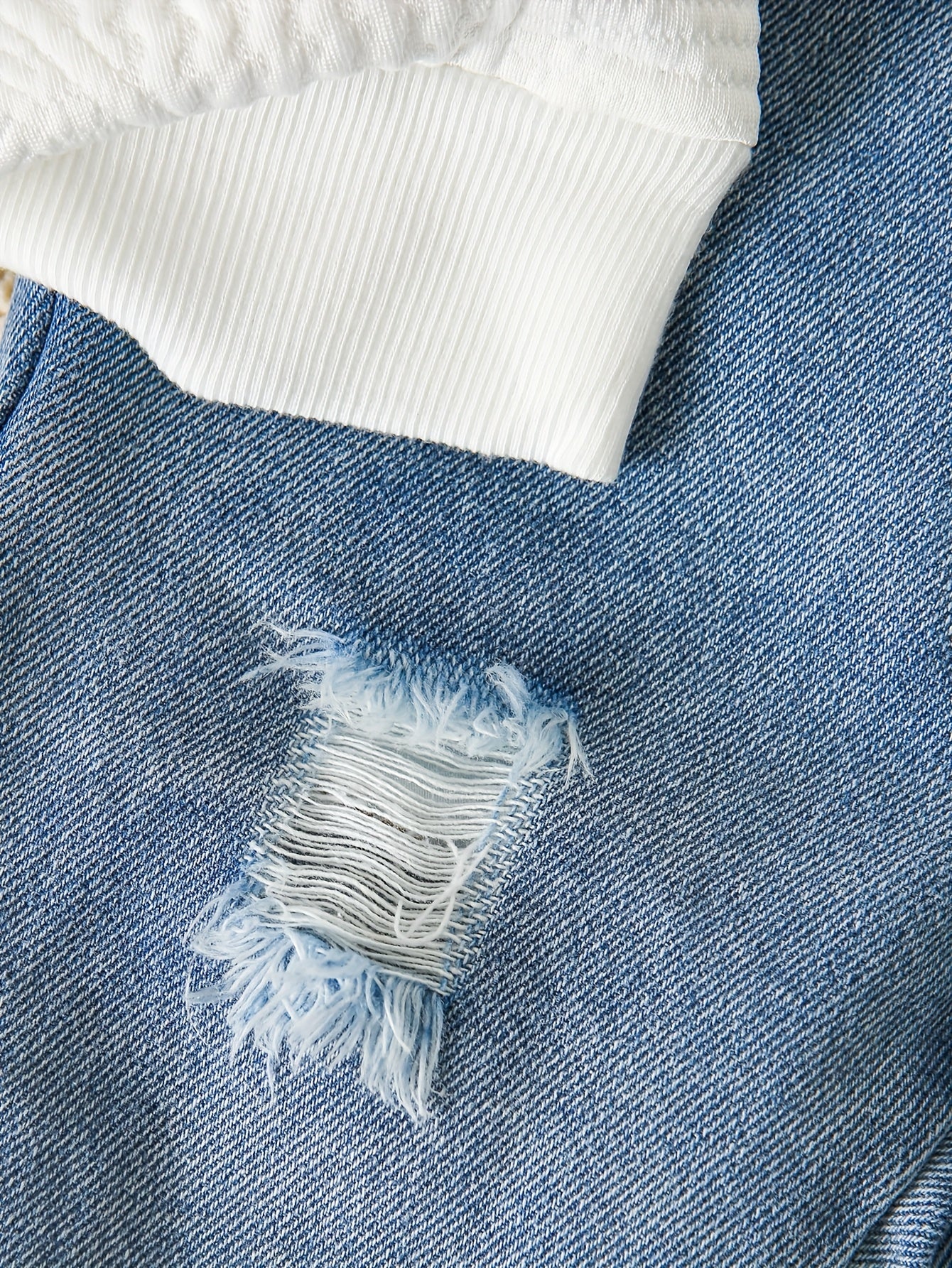 2 pièces Ensemble Denim Fille avec Haut Orné, Tissu à Poches Denim, Jeans Déchirés, Style Décontracté pour Tenue Casual, Idéal pour l'Extérieur