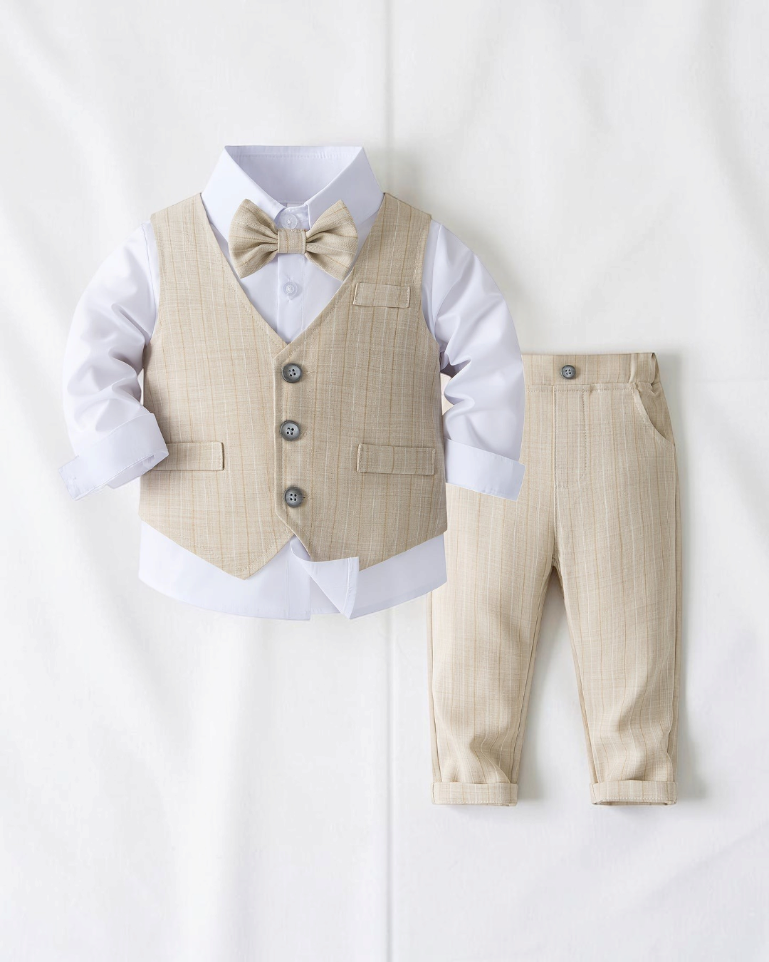 Ensemble de costume Le Cocon d'Or pour bébé garçon avec chemise blanche, gilet beige rayé, pantalon et nœud papillon.
