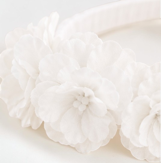 Bandeau Le Cocon d'Or pour bébé orné de fleurs blanches en mousseline, idéal pour une fête ou un anniversaire
