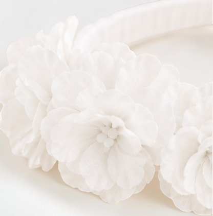 Bandeau Le Cocon d'Or pour bébé orné de fleurs blanches en mousseline, idéal pour une fête ou un anniversaire