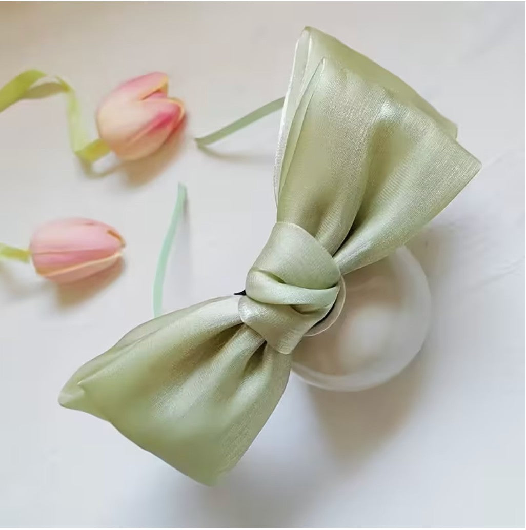 Bandeau Le Cocon d'Or vert sauge en rayonne avec un élégant nœud papillon double épaisseur
