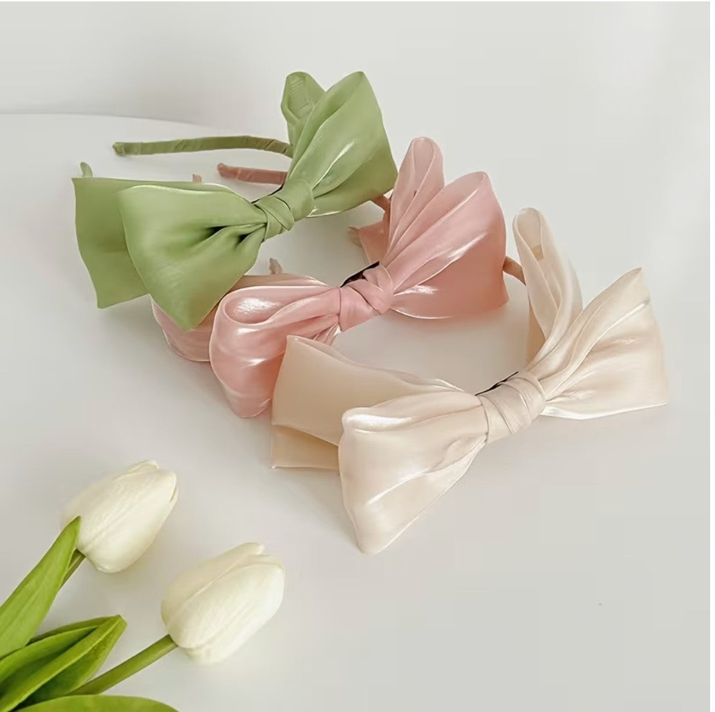 Trois bandeaux à nœud Le Cocon d'Or en rayonne satinée, couleurs pastel vert, rose et beige avec tulipes blanches