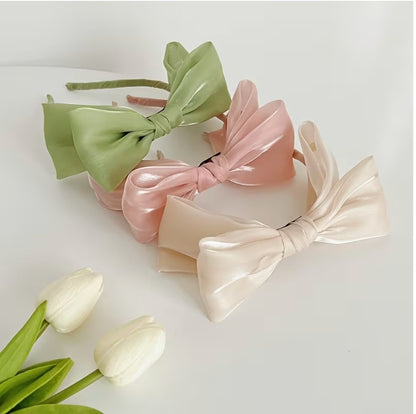 Trois bandeaux à nœud Le Cocon d'Or en rayonne satinée, couleurs pastel vert, rose et beige avec tulipes blanches