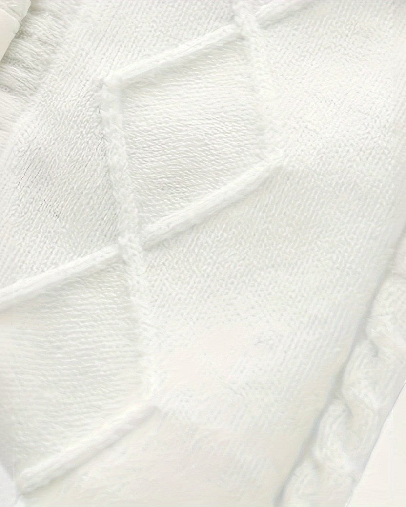 Gros plan sur le tricot texturé blanc du gilet Prestige Knit Sweater de Le Cocon d'Or avec motif en losange