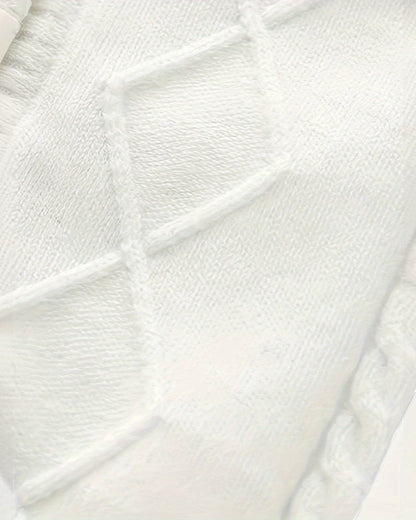 Gros plan sur le tricot texturé blanc du gilet Prestige Knit Sweater de Le Cocon d'Or avec motif en losange