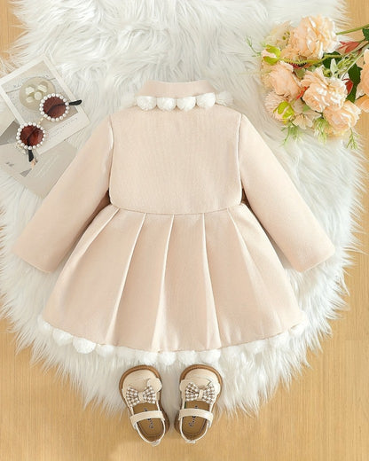 Manteau Victoria Le Cocon d'Or beige pour bébé fille avec col à dentelle, détails de nœuds et coupe évasée élégante