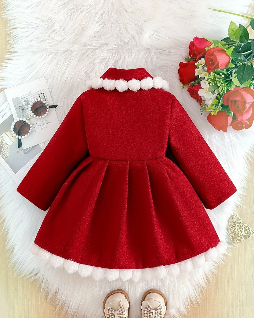 Manteau rouge Le Cocon d'Or pour bébé fille avec col en dentelle, détails de nœuds et bordures en fausse fourrure.