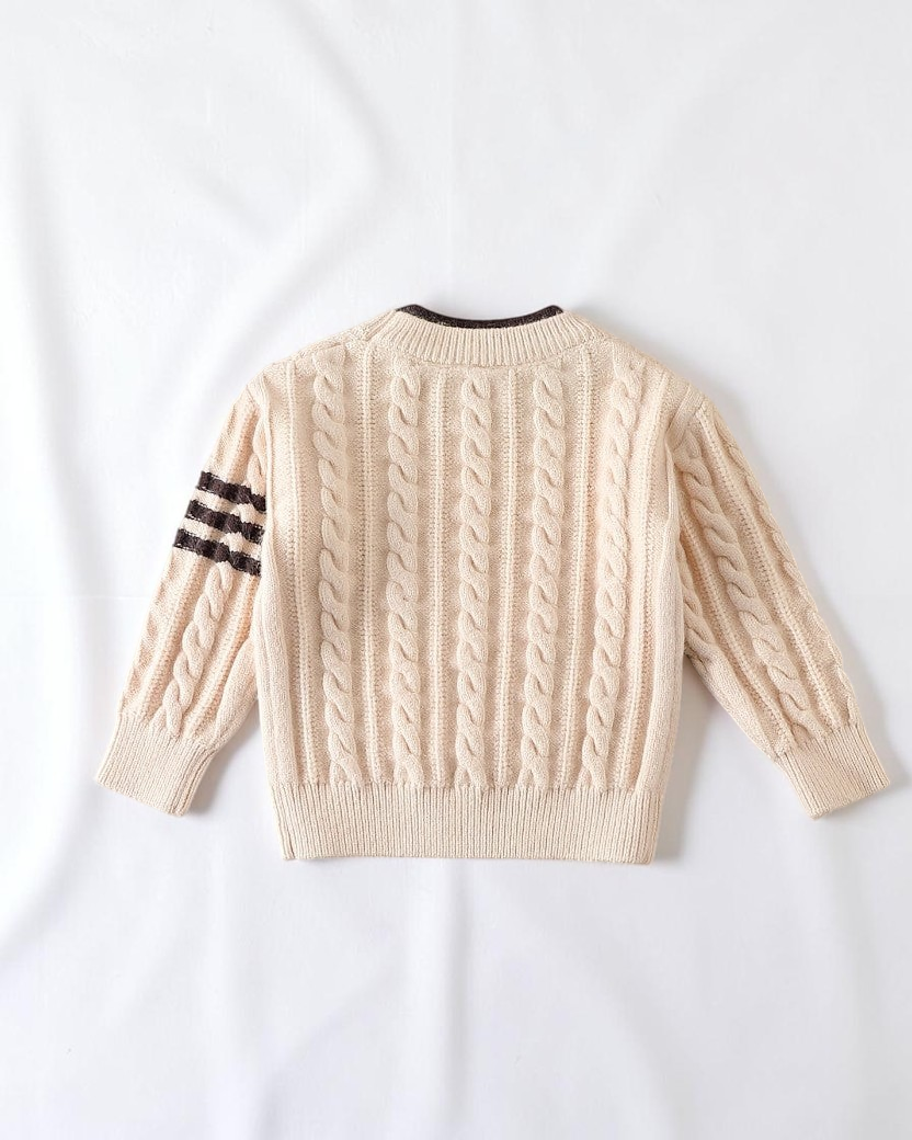 Pull en maille torsadée Le Cocon d'Or beige pour garçon avec rayures contrastantes sur la manche et col rond