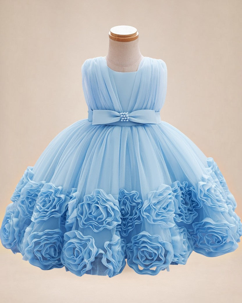 Robe de cérémonie bleu ciel Le Cocon d'Or pour bébé, style princesse avec fleurs 3D, perles et jupe évasée en tulle.