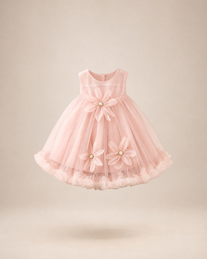 Robe de cérémonie rose pour bébé fille Le Cocon d'Or avec fleurs en tulle et perles, coupe trapèze élégante.