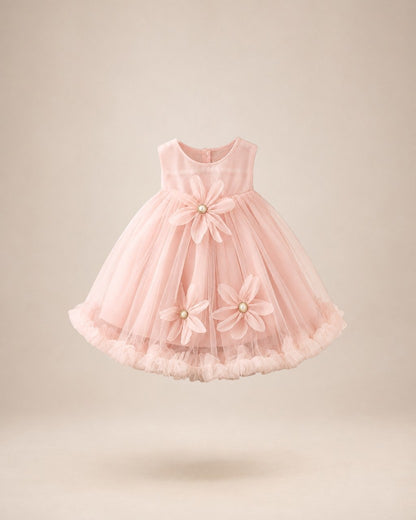 Robe de cérémonie rose pour bébé fille Le Cocon d'Or avec fleurs en tulle et perles, coupe trapèze élégante.