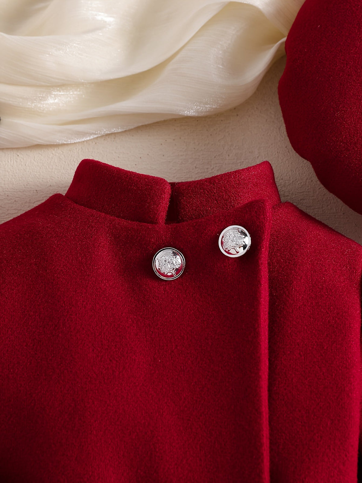 Ensemble Le Cocon d'Or pour bébé fille avec robe rouge à boutons décoratifs et béret assorti style parisien