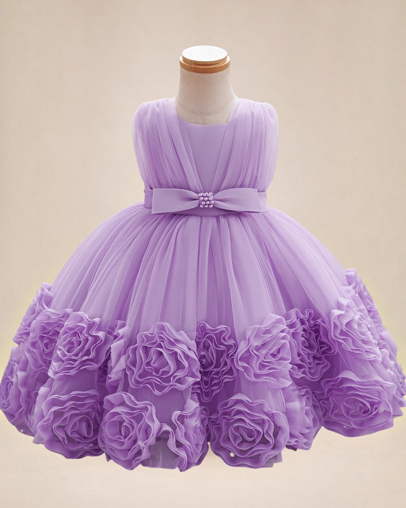 Robe de cérémonie Le Cocon d'Or pour bébé fille, violette, sans manches, avec fleurs 3D et perles à la taille.