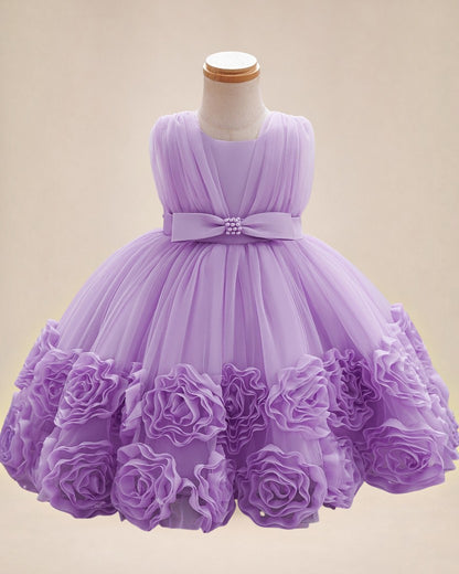 Robe de cérémonie Le Cocon d'Or pour bébé fille, violette, sans manches, avec fleurs 3D et perles à la taille.