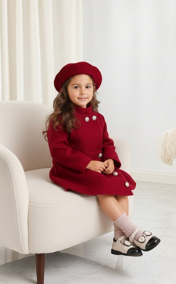 Petite fille portant une robe rouge élégante et un béret assorti Le Cocon d'Or avec des boutons décoratifs perlés