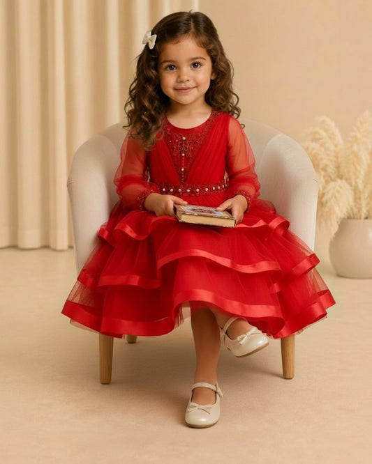 Petite fille en robe midi rouge Le Cocon d'Or avec manches bouffantes, détails perlés et jupe évasée en tulle