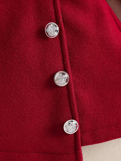 Gros plan sur les boutons décoratifs argentés de la robe rouge Le Cocon d'Or pour bébé fille