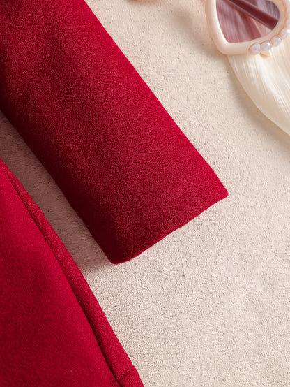 Gros plan sur la manche rouge en maille extensible de la robe Le Cocon d'Or avec des lunettes de soleil à perles