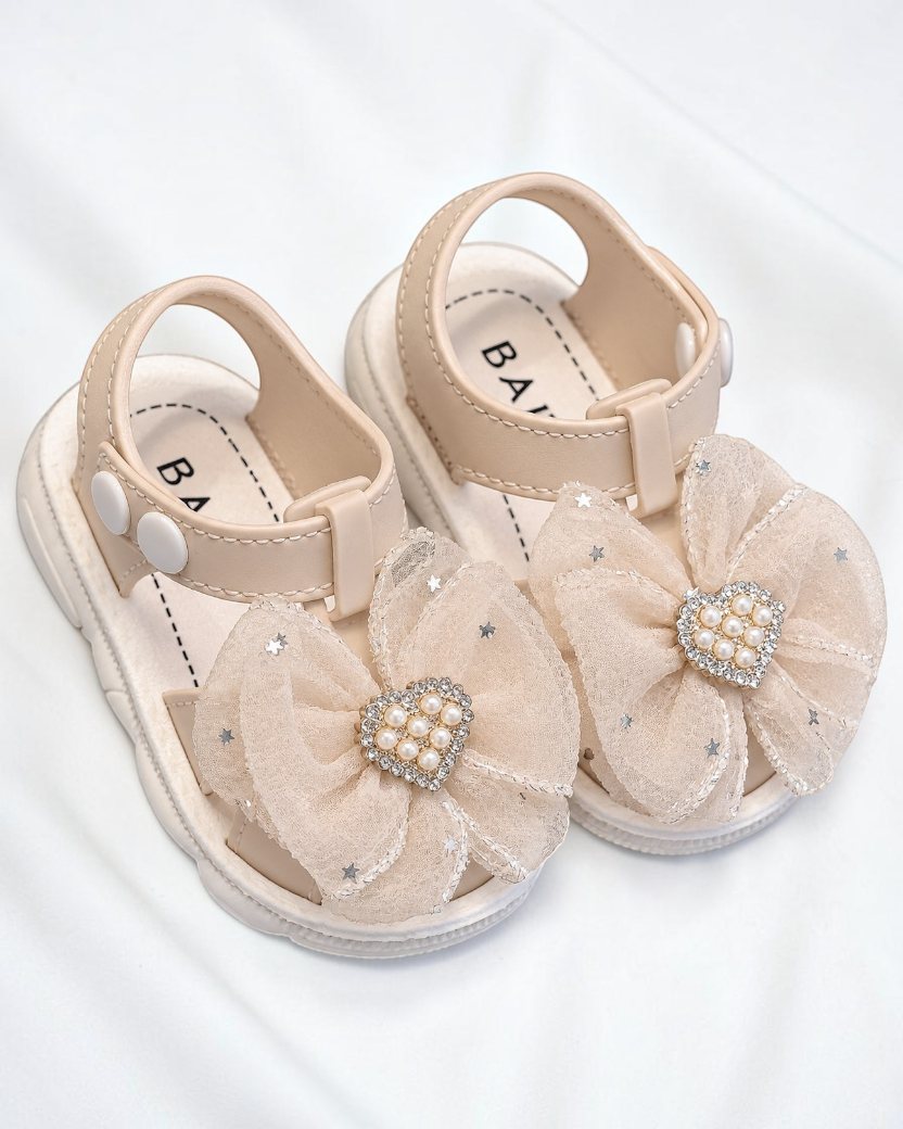 Sandales Le Cocon d'Or pour filles en PVC beige avec nœud en tulle, perles et strass en forme de cœur